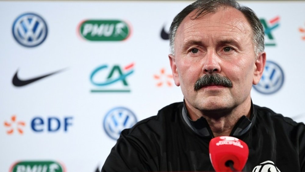 Le coach du Belarus Igor Kriushenko sadresse aux reporters au Stade de France. AFP