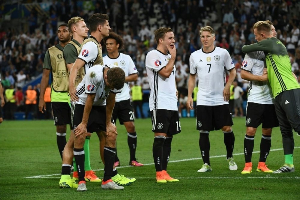 L'équipe d'Allemagne, sonnée après son élimination de l'Euro par la France à Marseille. AFP