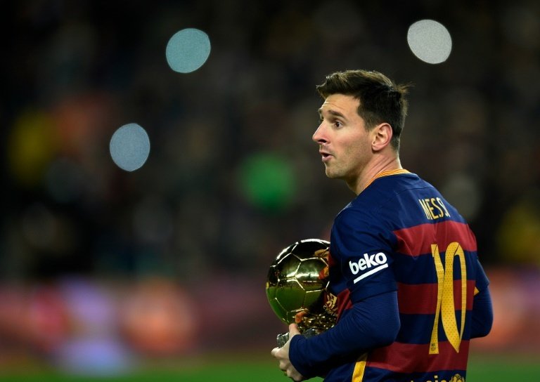 Messi compartió su último Balón de Oro con algunos niños de La Masía. EFE