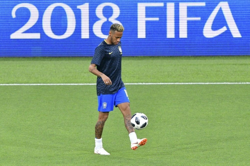 L'attaquant vedette du Brésil Neymar à l'échauffement avant le match contre la Serbie. AFP