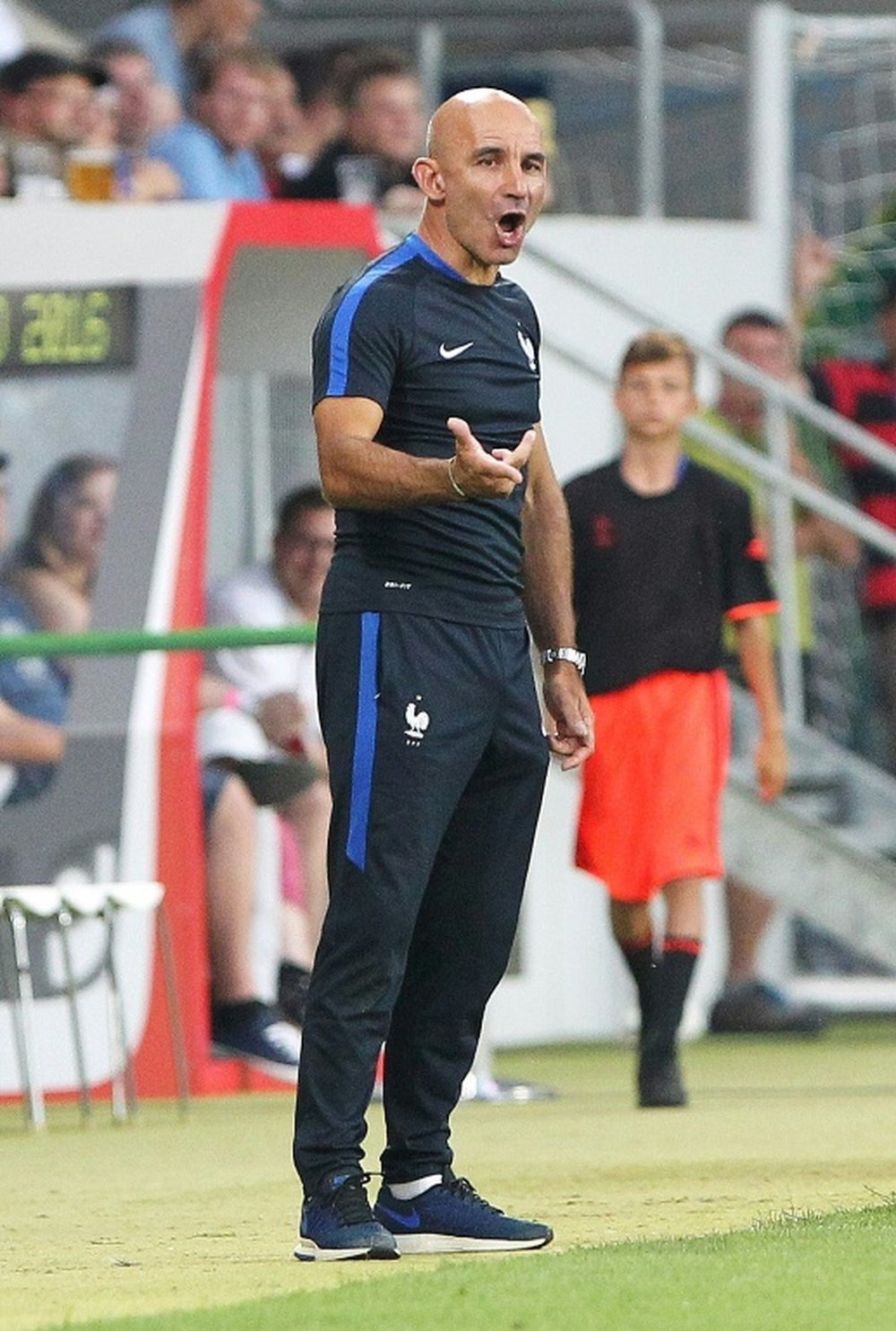 L'entraîneur des Bleuets Ludovic Batelli suit le match face à l'Italie lors de l'Euro U19. AFP