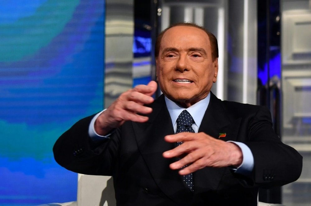 Berlusconi ayuda. AFP