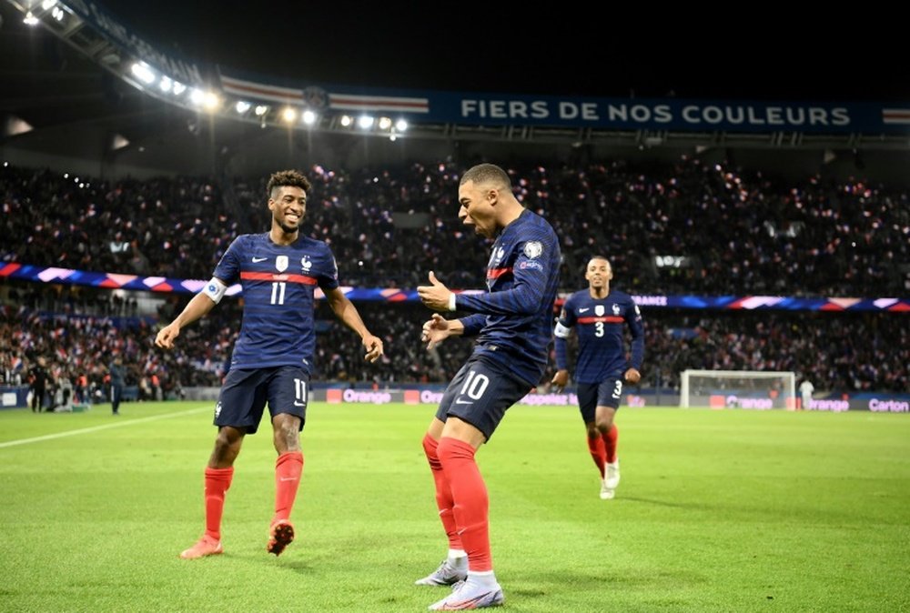 Kylian Mbappé exulte devant Kingsley Coman après son 2e but. AFP