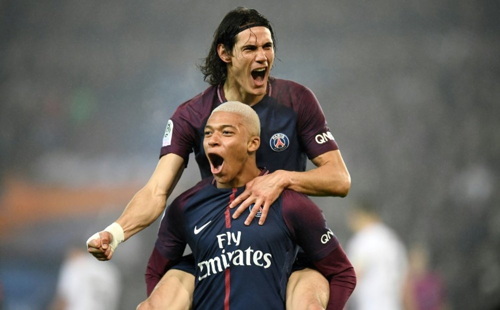 Duas das maiores figuras da partida: Cavani e Mbappé. AFP