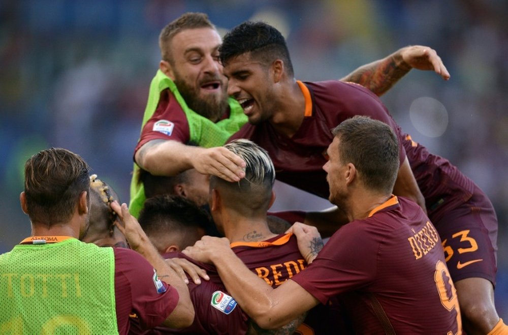 Les joueurs de lA Rome autour de lArgentin Diego Perotti après son but contre lUsinese au stade olympique de Rome, le 20 août 2016