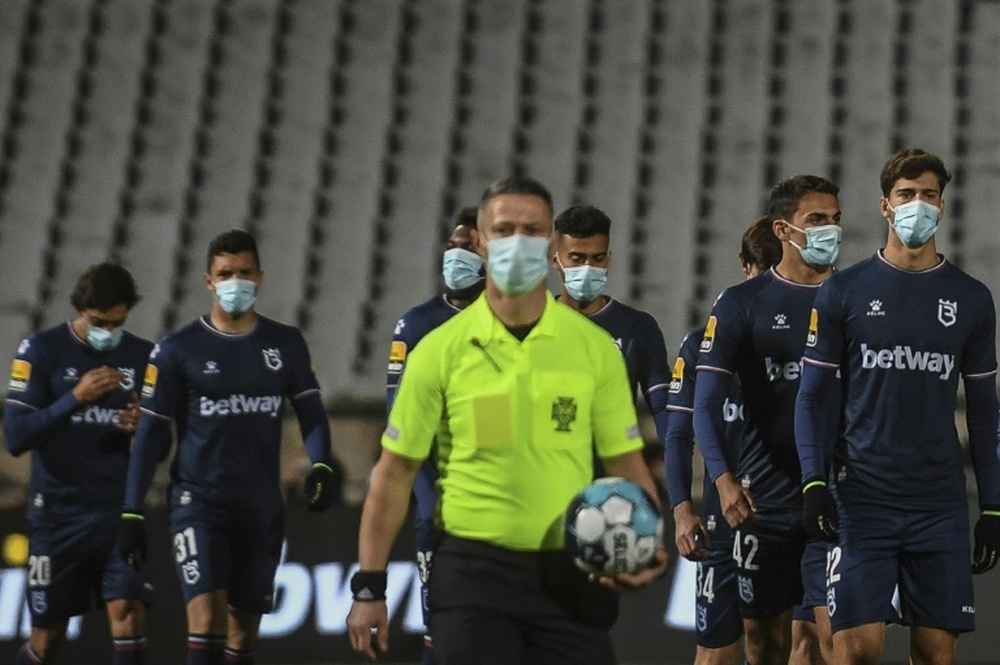 El Belenenses saltó al césped con nueve jugadores tras los positivos en su plantilla. AFP