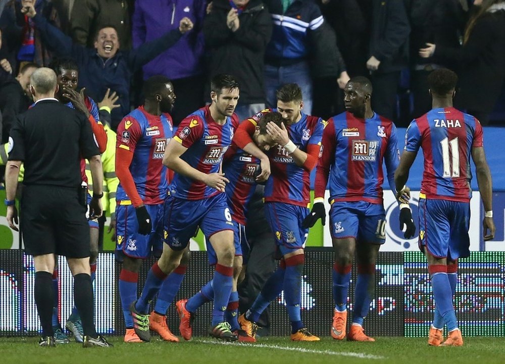 Les joueurs de Crystal Palace congratulent Yohan Cabaye (c), buteur sur la pelouse de Reading en quart de finale de la Coupe dAngleterre, le 11 mars 2016