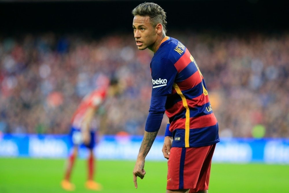 Neymar enfrentará a los vecinos de Manchester por lograr su contratación. AFP