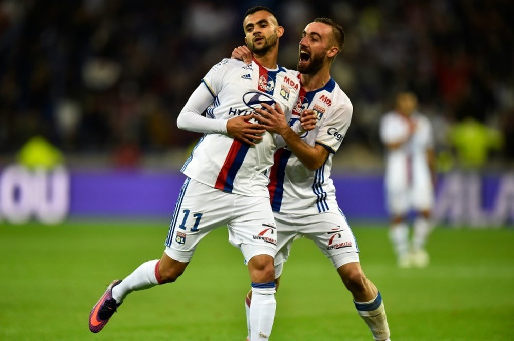 Sergi Darder et Rachid Ghezzal tous deux buteurs pour Lyon contre Saint-Etienne au Parc OL. AFP