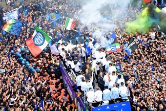 A Inter de Milão celebrou com a sua torcida o 'Scudetto'. O time 'nerazzurro' venceu o Torino por 2-0, graças aos dois gols marcados por Hakan Çalhanoglu. Após o jogo, uma verdadeira festa tomou conta da cidade.