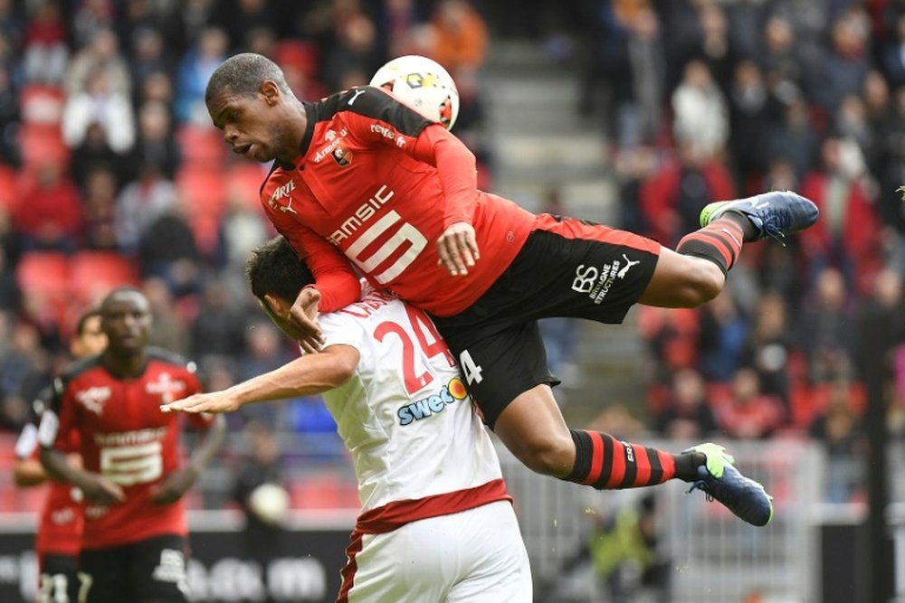 Ludovic Baal face au Bordelais Gaëtan Laborde lors du match Rennes-Girondins. AFP