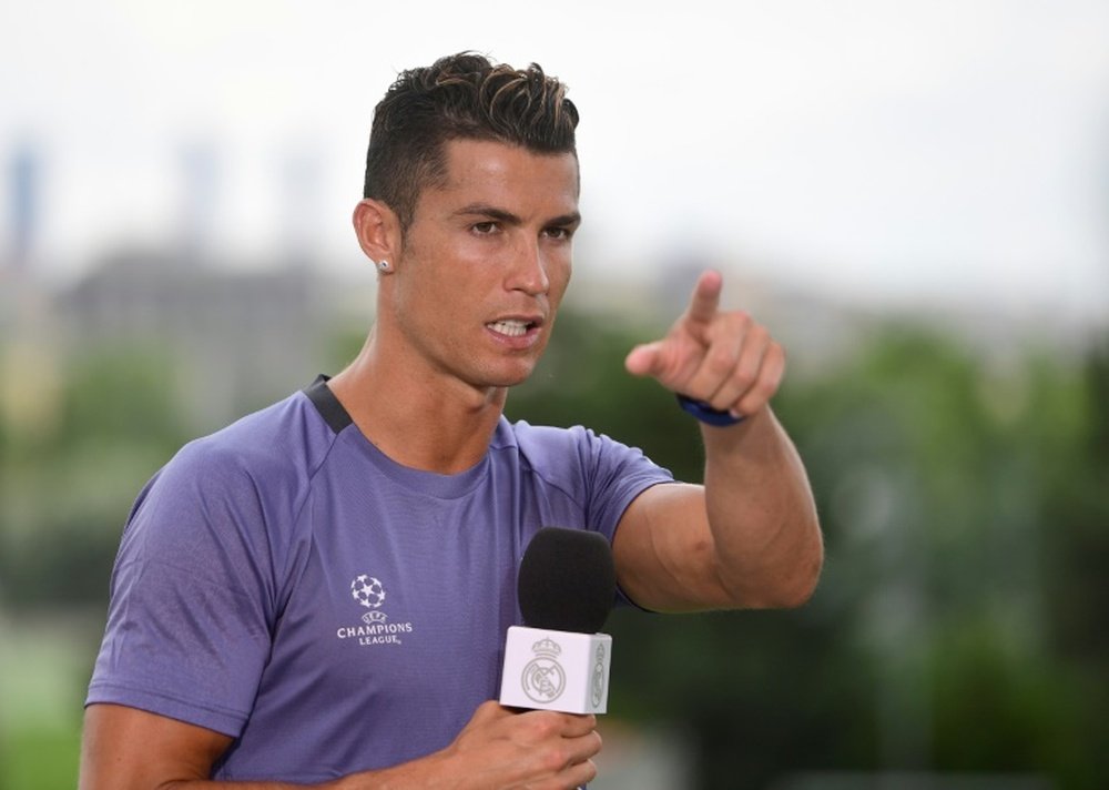 L'attaquant du Real Madrid Cristiano Ronaldo interviewé après l'entraînement à Valdebebas. AFP
