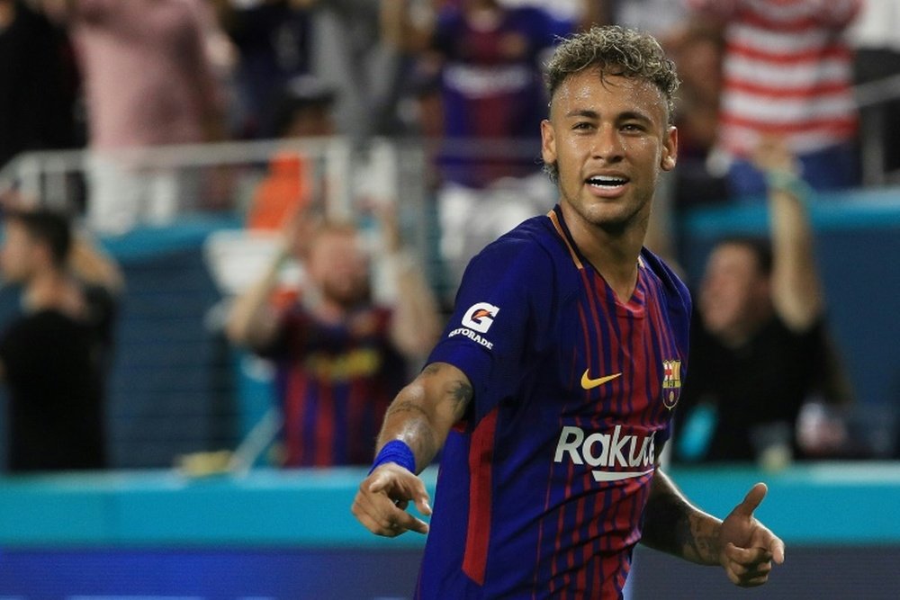El Barcelona podría ofrecer jugadores para fichar a Neymar. AFP