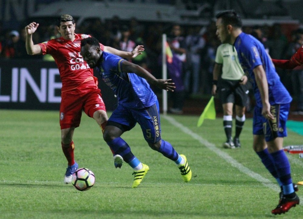 Michael Essien, sous les couleurs de Persib Bandung, contre Arema-Malang. AFP