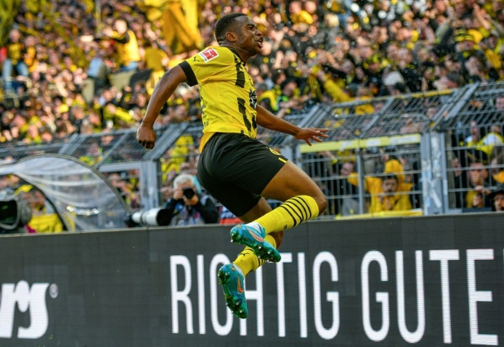Moukoko dá a vitória e a liderança ao Dortmund. AFP