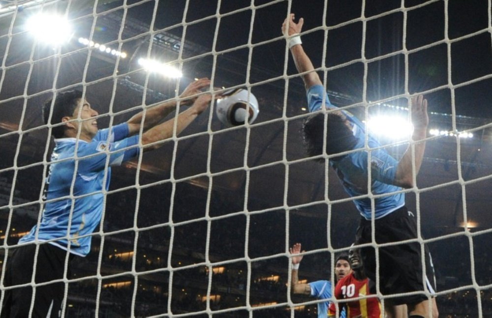 L'attaquant Luis Suarez arrête un ballon de la main contre le Ghana. AFP