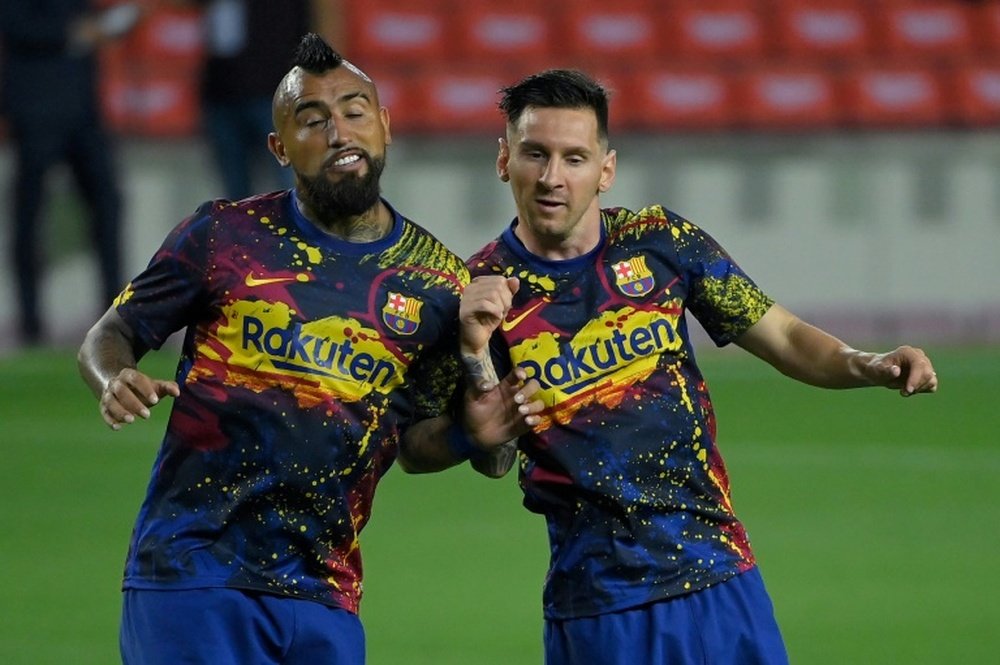 Un Vidal émerveillé félicite Leo Messi. AFP