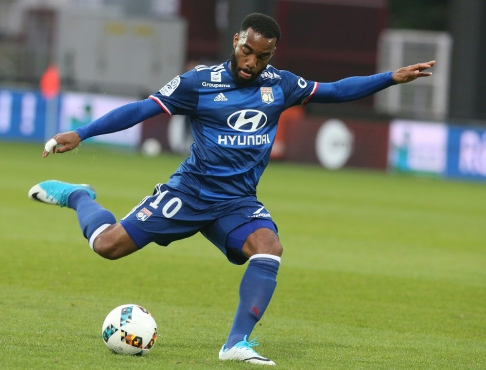 Alexandre Lacazette ouvre le score pour son équipe sur le terrain de Metz, le 5 avril 2017. AFP