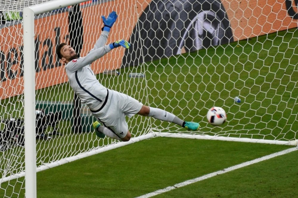 Le gardien et capitaine de l'équipe de France Hugo Lloris tente d'arrêter un tir portugais en finale de l'Euro au Stade de France, le 10 juillet 2016