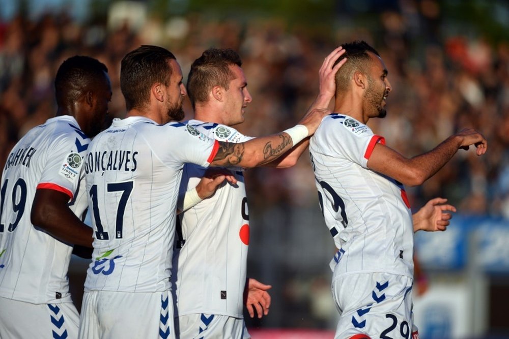 Les joueurs du Racing de Strasbourg fêtent le but de Khalid Boutaib (d) à Niort, le 12 mai 2017. AFP