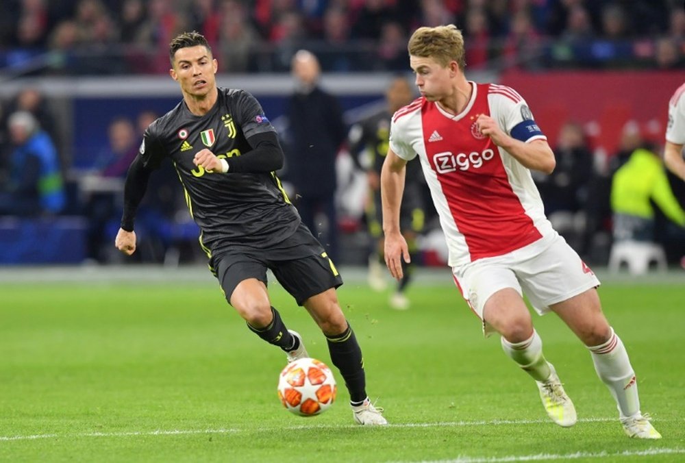 De Boer conseille à De Ligt de rejoindre une équipe au football attractif. AFP
