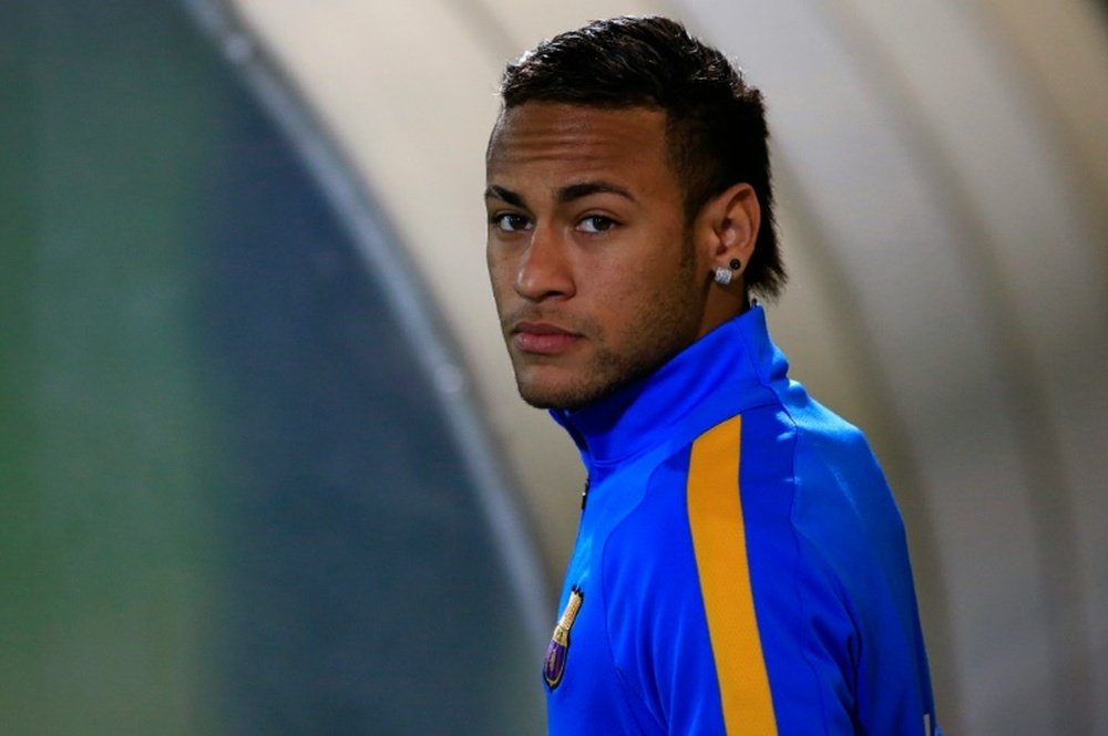 El fichaje de Neymar por el PSG podría venir con lío. AFP