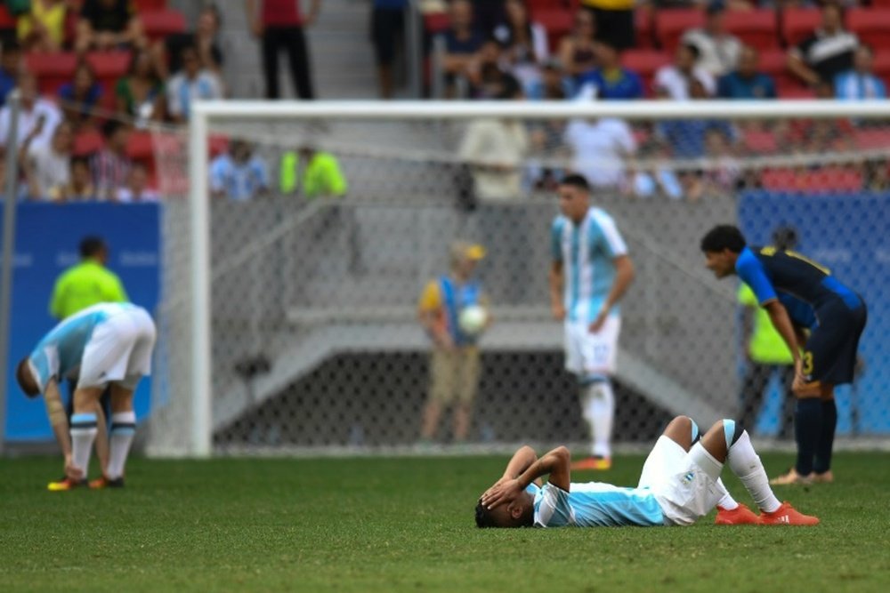 Les footballeurs argentins après leur match nul et leur élimination face au Honduras au premier tour du tournoi de football des JO de Rio, le 10 août 2016