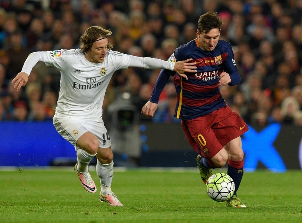 Le milieu de terrain du Real Madrid Luka Modric et l'attaquant du FC Barcelone. AFP