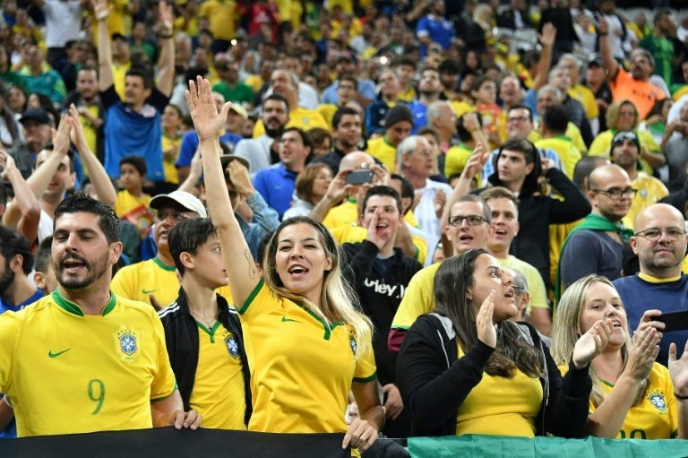 Un grupo de aficionados brasileños se propasó con una mujer en Rusia. AFP/Archivo