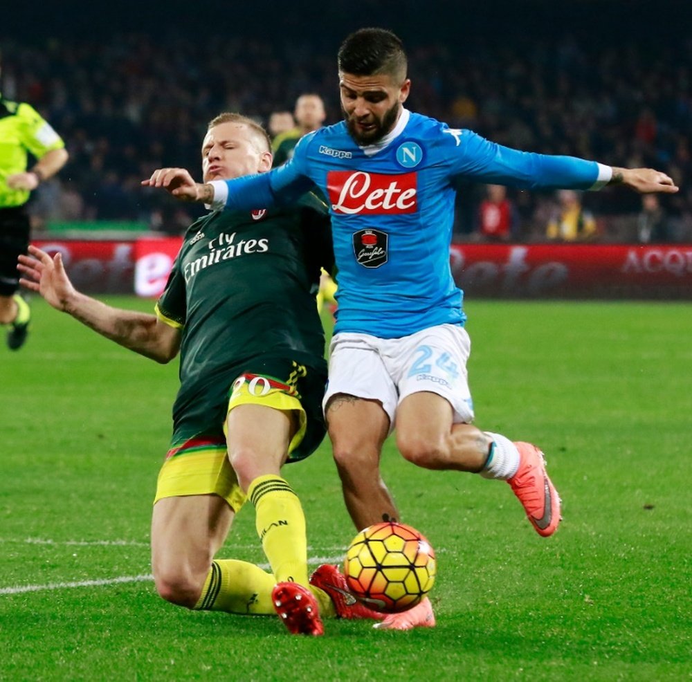 Lattaquant de Naples Lorenzo Insigne (d) à la lutte avec le défenseur de lAC Milan Ignazio Abate en Serie A, le 22 février 2016 au stade San Paolo