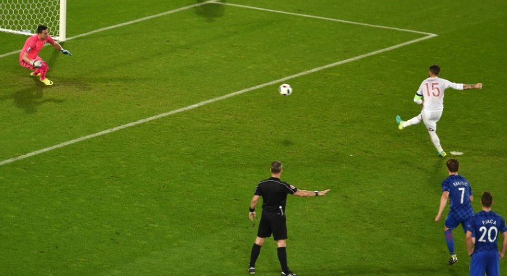 El portero croata le adivinó el lanzamiento al central español. AFP