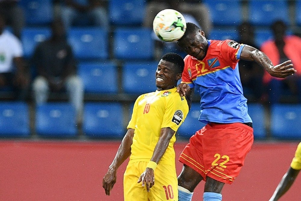 Le défenseur congolais Chancel Mbemba domine de la tête Floyd Ayité du Togo à la CAN. AFP
