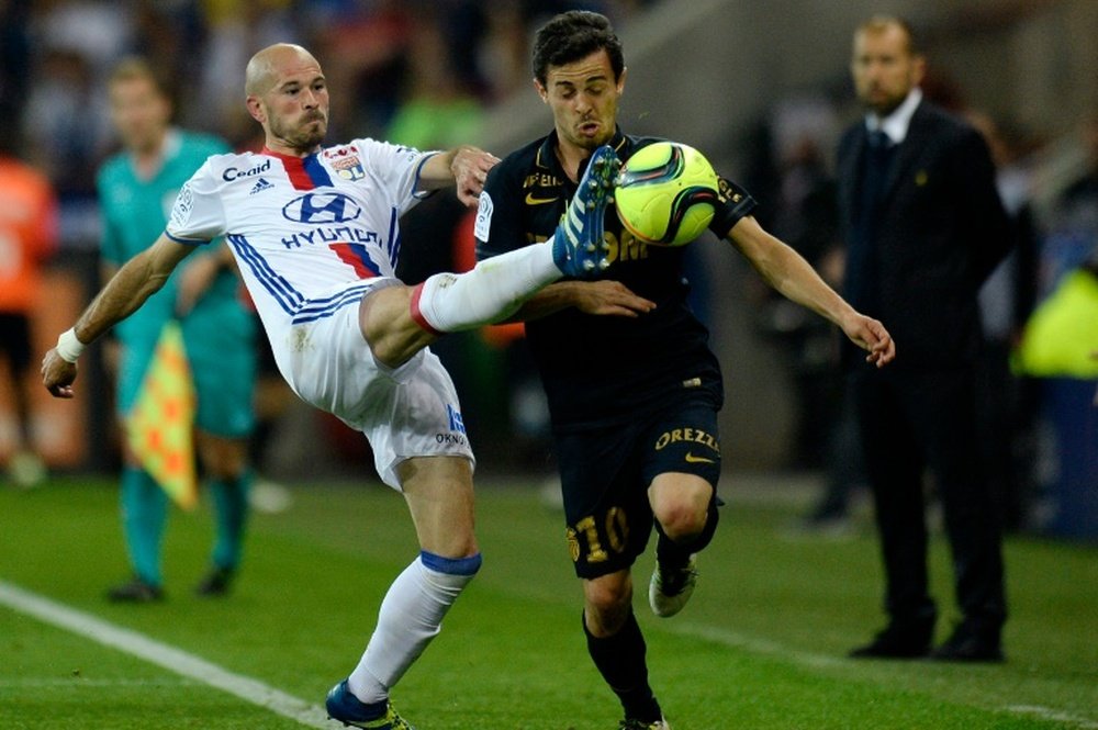 Le défenseur de Lyon Christophe Jallet (g) à la lutte avec le milieu de Monaco Bernardo Silva. AFP