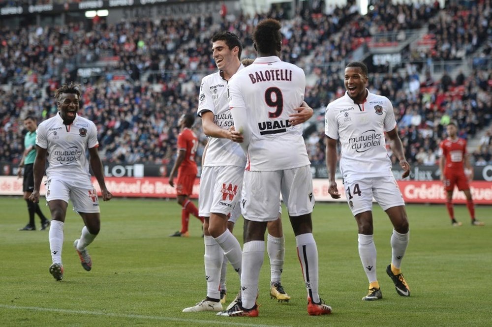 Mario Balotelli, congratulé par ses coéquipiers, a offert la victoire à lOGC Nice à Rennes. AFP