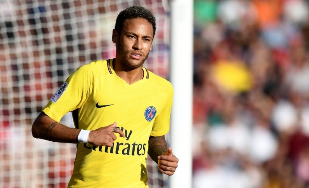 Asseguram que Neymar sente falta da vida em Barcelona. AFP