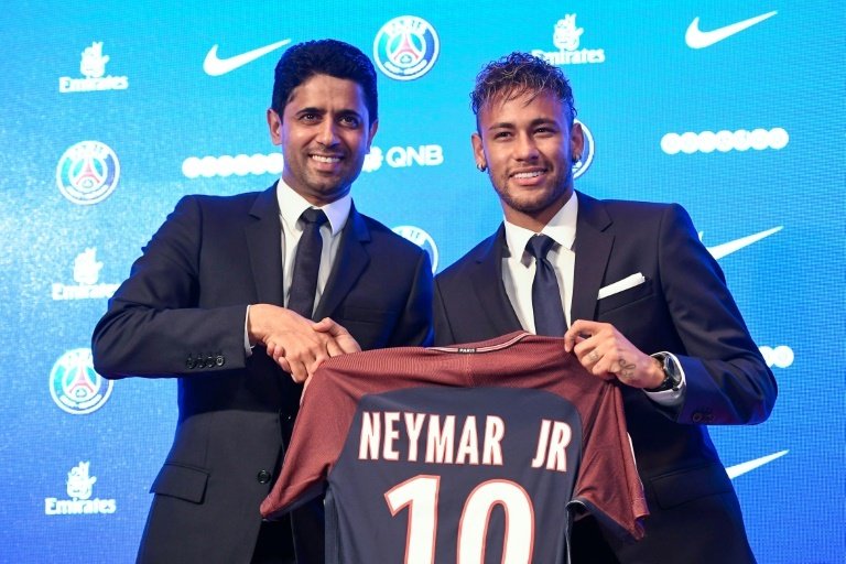 Raiola comparó el fichaje de Neymar con el de Maradona. AFP