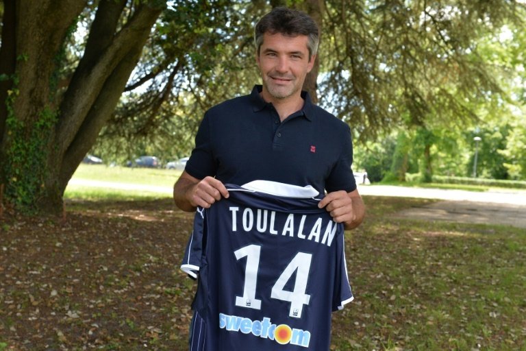 Le milieu de terrain Jérémy Toulalan, transféré aux Girondins de Bordeaux, pose avec son nouveau maillot au centre dentraîneement du Haillan, le 30 juin 2016