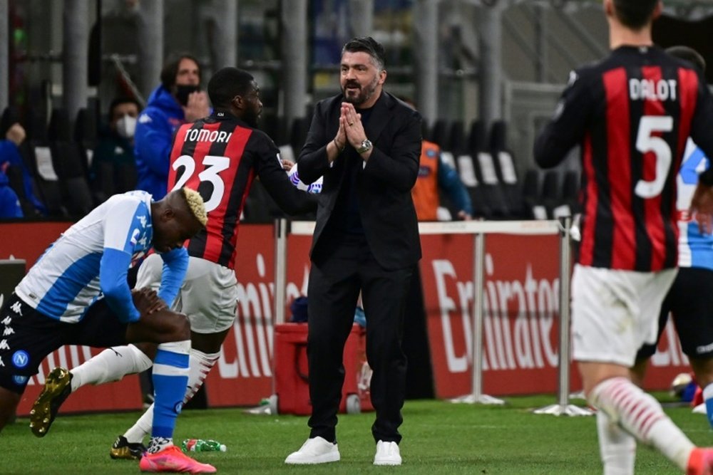 Napoli bate o Milan fora de casa e cola na Champions. AFP