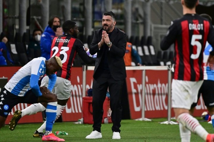 Napoli bate o Milan fora de casa e cola na Champions