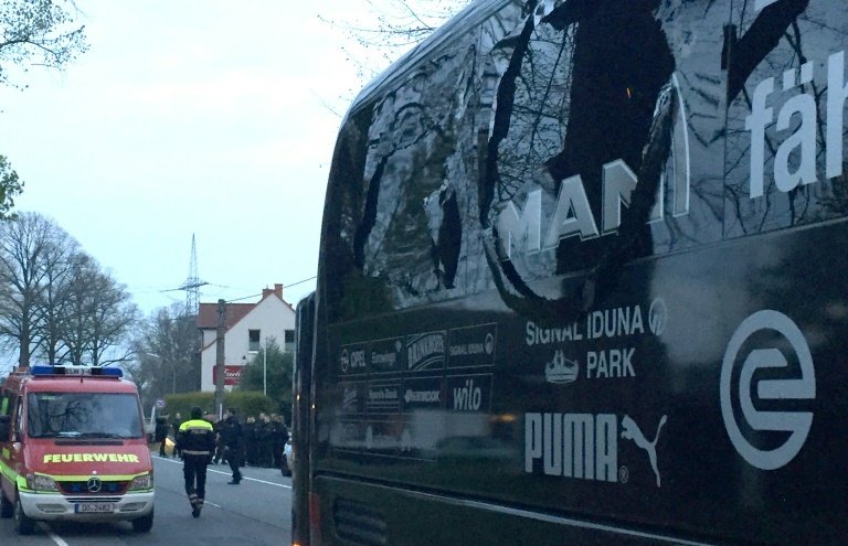 Les vitres du bus du Borussia brisées après plusieurs explosions avant le match contre Monaco. AFP