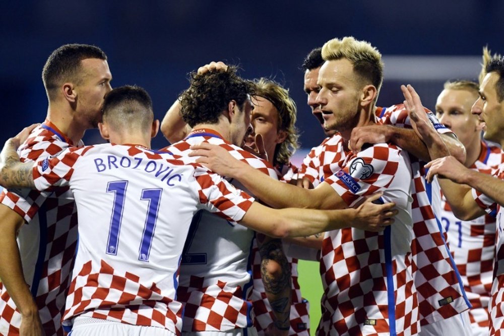 Les Croates se congratulent après lun de leurs quatre buts contre la Grèce, AFP