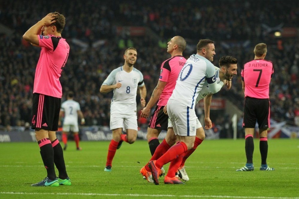 Lallana congratulé par Rooney après avoir inscrit le 2e but de l'Angleterre face à l'Ecosse. AFP