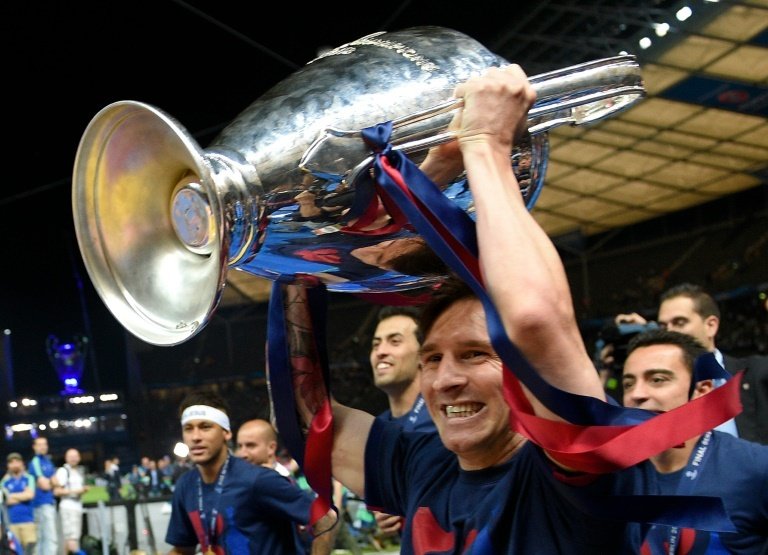 Lattaquant du FC Barcelone Lionel Messi brandit le trophée de la Ligue des champions, le 6 juin 2015 à Berlin