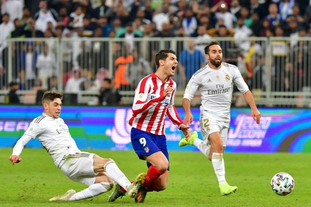 Morata se llevó una pitada de un sector del Bernabéu en cuanto tocó el balón. AFP