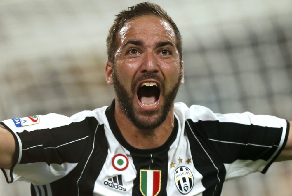 La recue de la Juventus Gonzalo Higuain exulte après avoir marqué le 2e but face à la Fiorentina, le 20 août 2016 au Juventus Stadium