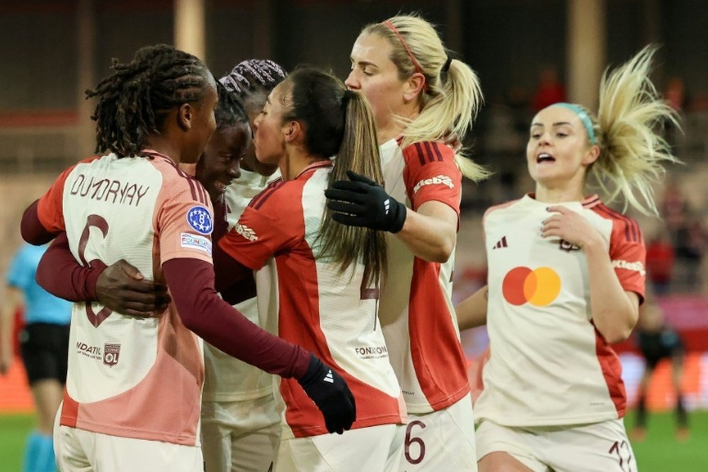 La Lyonnaise Tabitha Chawinga félicitée et entourée par ses coéquipières après son but. AFP