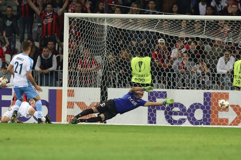 Le gardien niçois Yoann Cardianale s'incline sur un but du milieu de la Lazio. AFP