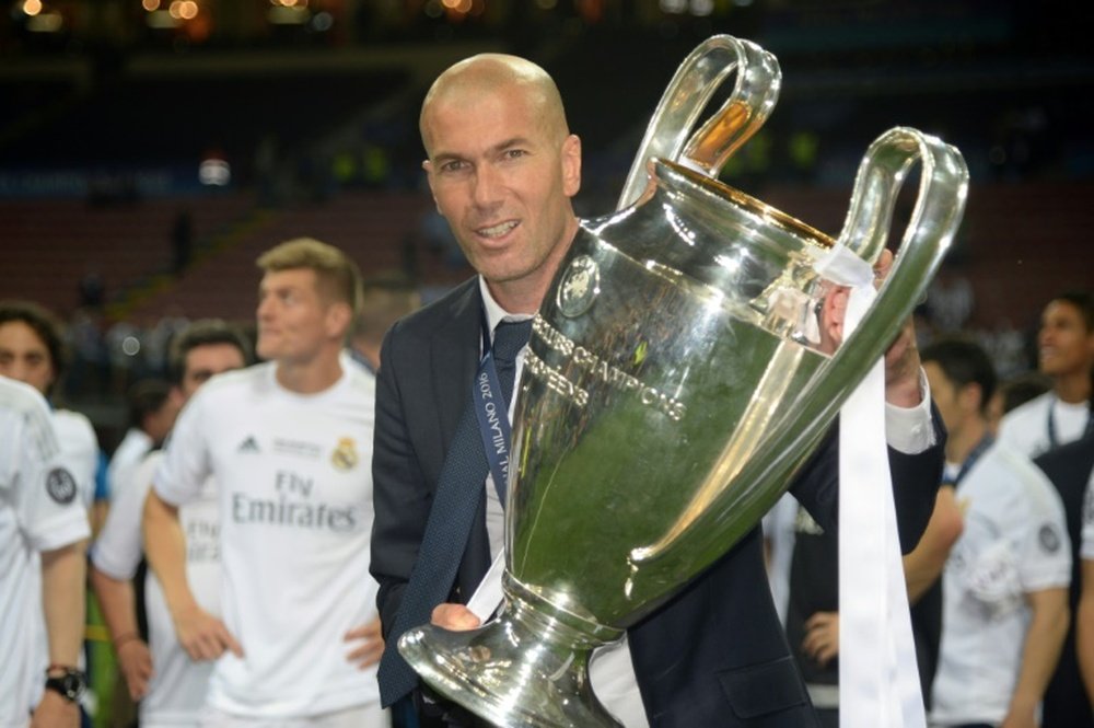 Lentraîneur du Real Madrid Zinédine Zidane avec le trophée de la Ligue des champions, le 28 mai 2016 à San Siro