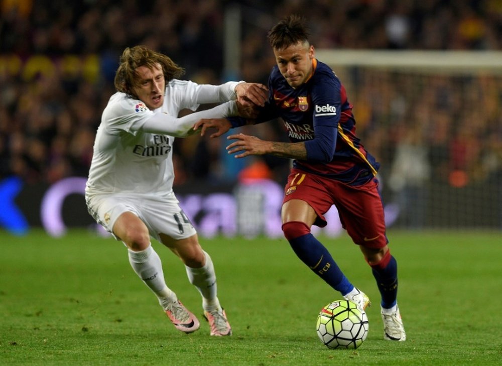 Neymar à la lutte avec Luka Modric , lors du dernier 'clasico' disputé au Camp Nou. AFP