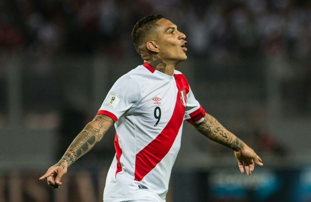 Le Péruvien Paolo Guerrero face à la Colombie, le 10 octobre 2017 à Lima. AFP